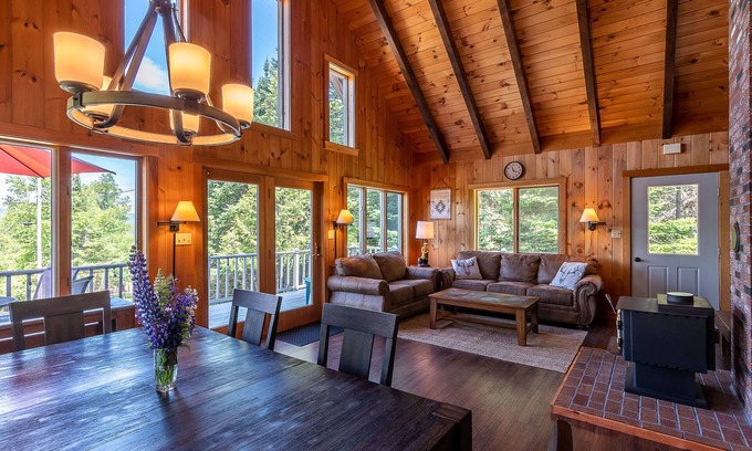 Rangeley Cabina | Rangeley 4-Season Retreat – Water and Sunset Views – Wood Stove – Game Room