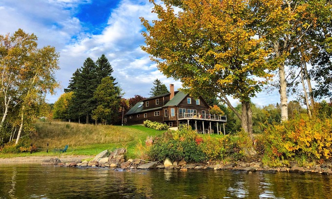 Rangeley Casa | ¡Hogar en el Lago Rangeley con área de playa y amplio césped para juegos al aire libre y diversión!