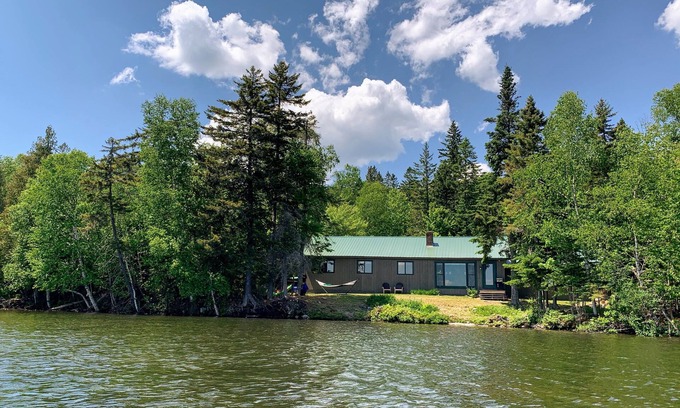 Rangeley Cabina | Privacidad y relajación en este campamento frente al mar de 4 dormitorios / 2 baños en Quimby Pond