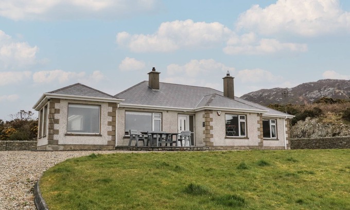 Donegal Casa | RANNY ROE, pet friendly, with open fire in Portsalon, County Donegal