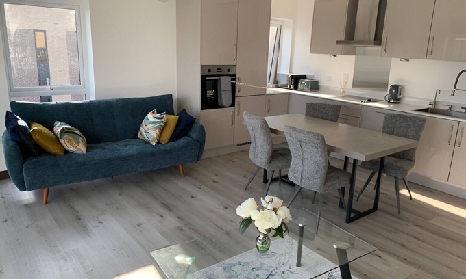 Harlow Apartamento | 2 bedroom lovely apartment with parking! 2 minutes from Harlow Town station