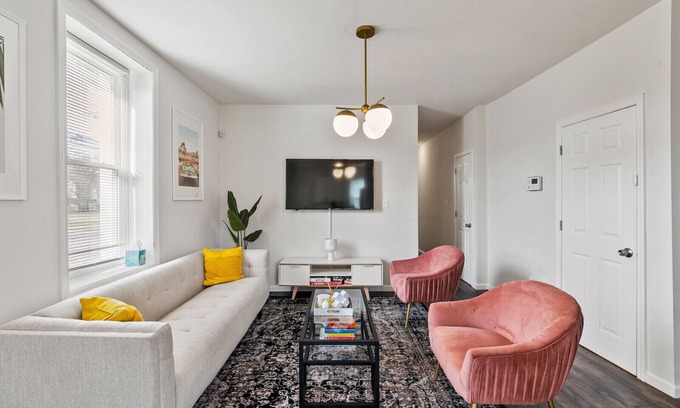 Camden Apartamento | RARE 2 Bed Gem w/ PRIVATE PATIO Near Downtown Philly!