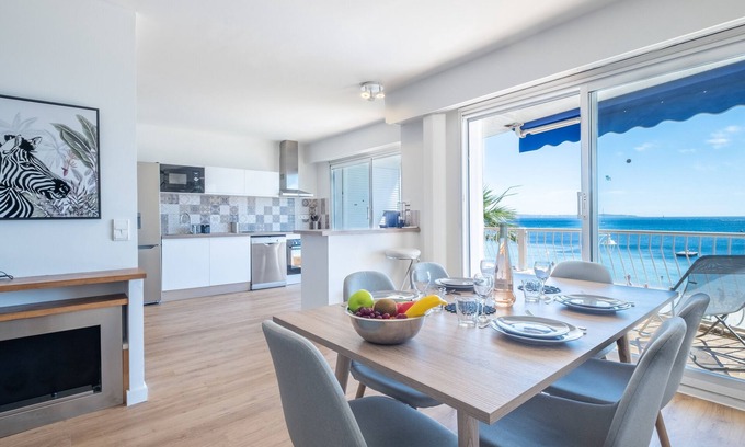 Pointe Croisette Apartamento | RARE! 2-Br Seafront Apartment