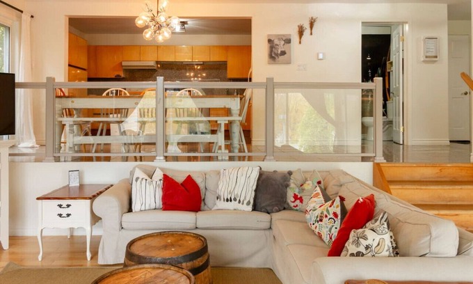 Prince Edward Casa | Rare 6 bedroom Gem in Picton