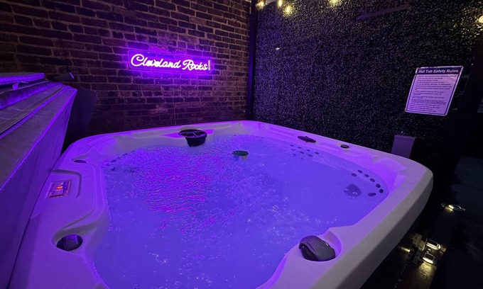 University Circle Apartamento | Rare Cleveland Apt: Heart of Little Italy! With Sauna & Hot Tub!