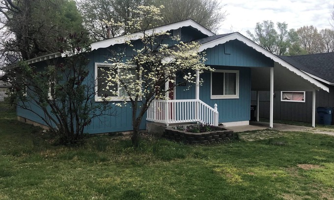 Springfield Casa | Rare find! 2-bedroom house with convenient location