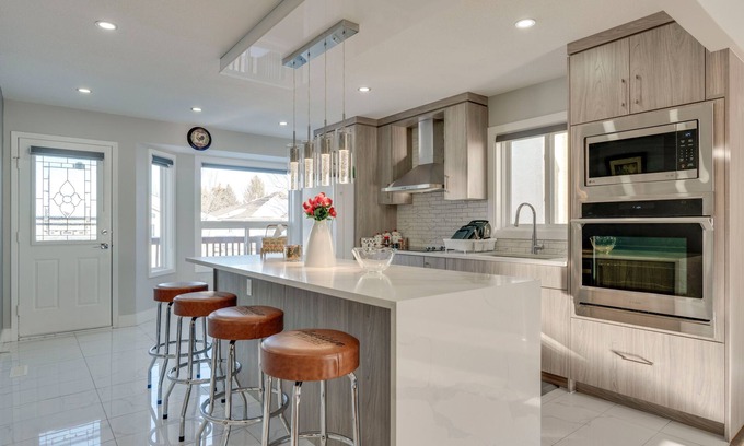 Calgary Casa | Rare find 6 bedroom 3 full bath newly renovated and new furniture and beds