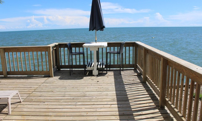 Town of Essex Cabaña | Rare Find : Breathtaking Lakeview From Three Directions! Family Friendly