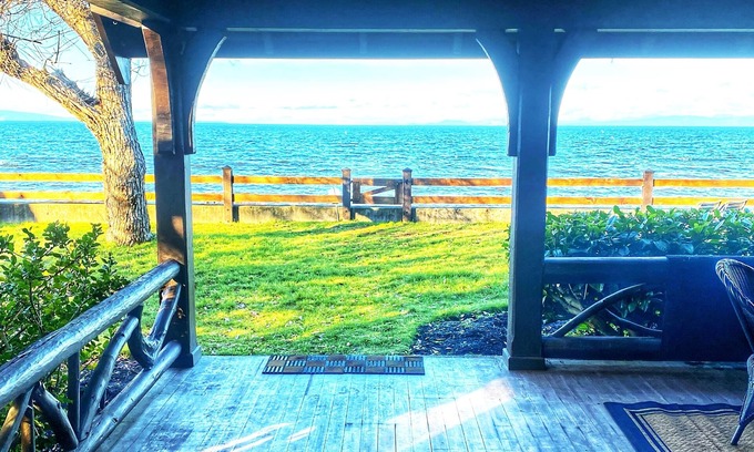 Regional District of Nanaimo Casa | RARE FIND: CLASSIC WATERFRONT BEACH HOUSE