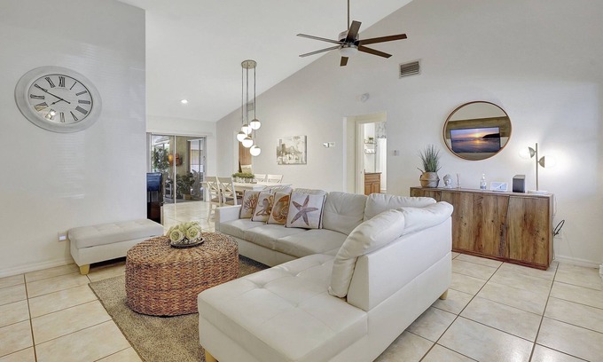 Fort Myers Casa | RARE FIND COASTAL COZY BRIGHT 2BR 2BATH HOME! 10MINS AWAY TO THE BEACH!