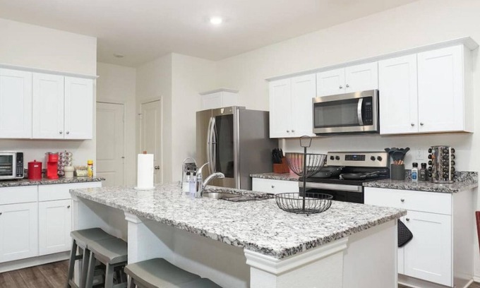 Medina Valley Casa | Rare Find Sleeps 13 Family Fun