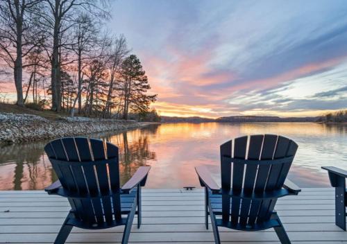 Winchester Casa | Rare Flat Lot wBeautiful Views Dock Hot Tub