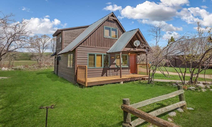 Clark Chalet De Esquí | Rare gem and outdoorsman's paradise near hunting, fishing, and snowshoeing!