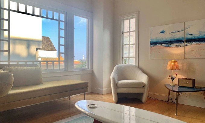 Nob Hill Condominio | Rare, gorgeous third floor apartment in mint condition atop Sacramento Street on Nob Hill (parking!)