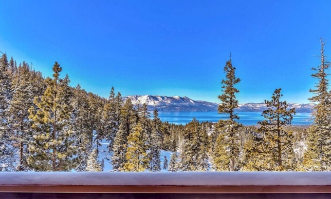 Tahoe Village Apartamento | Rare Heavenly 2BR*Lake Views*Shuttle Access*Dog OK