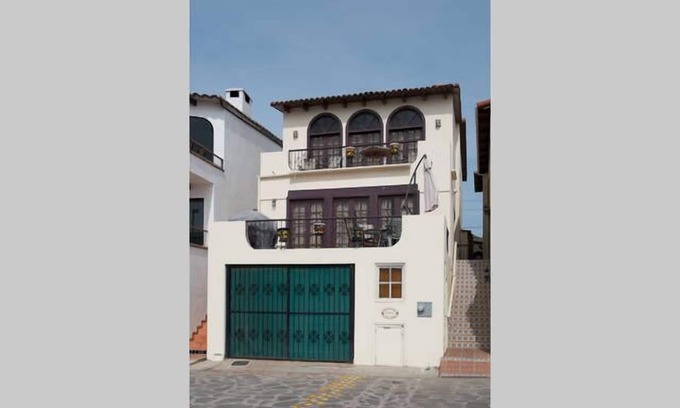 Las Gaviotas Casa | Rara casa grande con vistas al mar desde los pisos 2º y 3º.