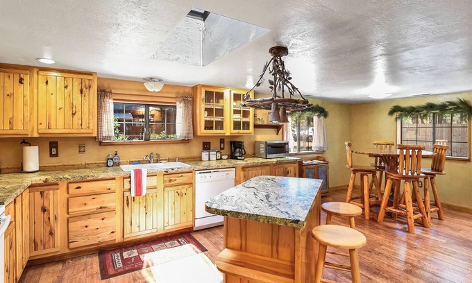Parks Cabina | Rare, Log Cabin Treasure! Close to Grand Canyon / Now with Wi-Fi!