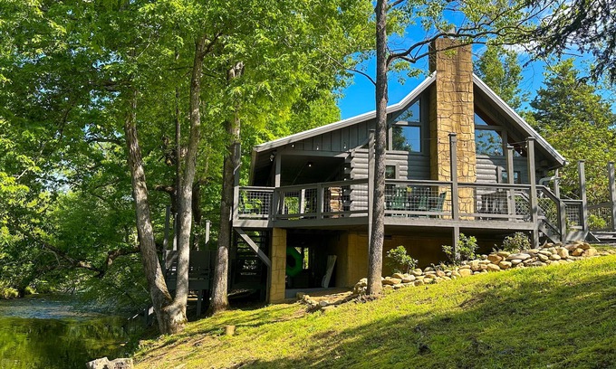 Sevierville Cabina | Cabina privada de 2 acres frente al río en las grandes montañas humeantes