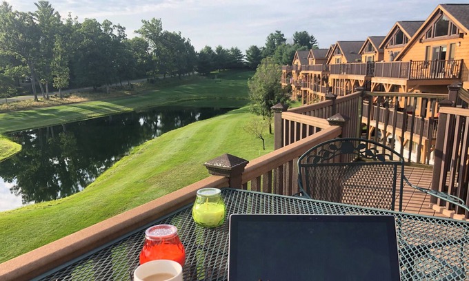 Arkdale Condominio | Rare Top Floor Northern Bay Condo Overlooking The Par 3 Green with Lake Views!
