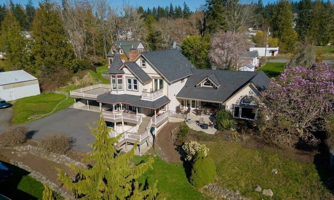 Tracyton Casa | Rare Victorian & Modern Luxury Getaway+Water Views
