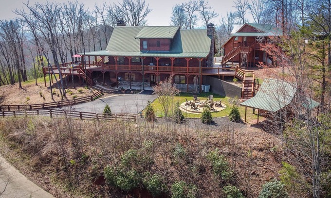 Dahlonega Cabina | Rarely found MOUNTAIN TOP LOG CABIN