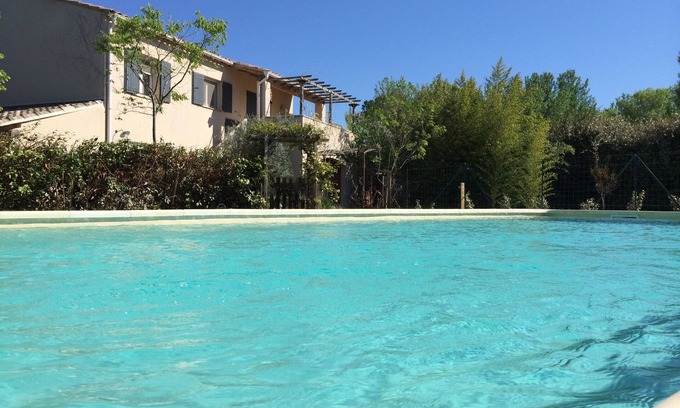 Aubignan Villa | Tiene 4 estrellas amuebladas casa con jardín y piscina.