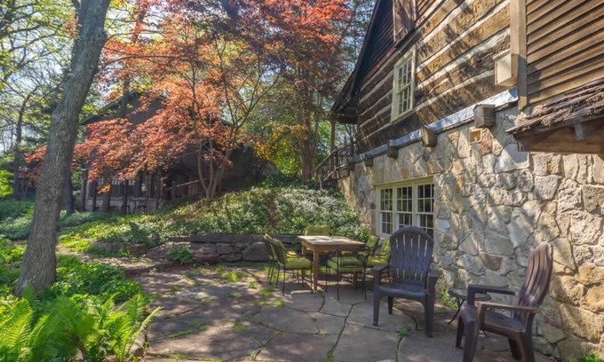 Washington Cabina | Raven's View Retreat - 1830s Cabin Overlooking Missouri River - 5 bed/3.5 bath