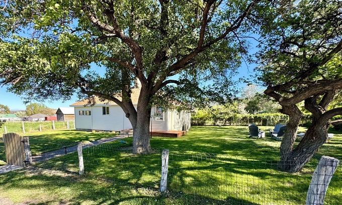 Teasdale Otro | Ravens Roost: Family Farmhouse Near Capitol Reef