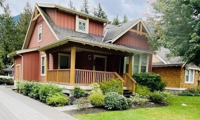 Lindell Beach Cabaña | Ravenwood Cottage at Cultus with Pool & Hot Tub