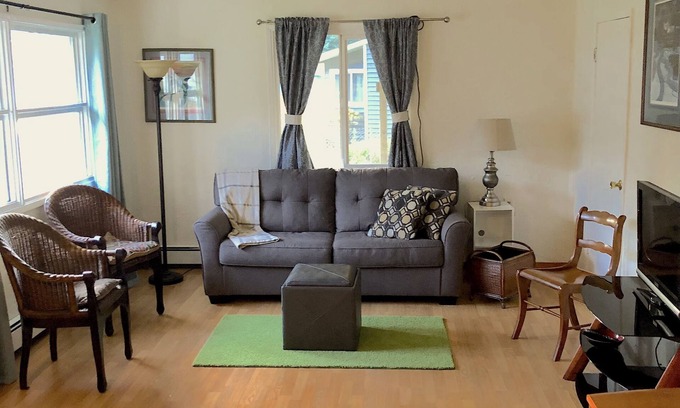 Mendenhall Valley Casa | Raw Gold - Affordable, Near Mendenhall Glacier, Trails, and Conveniences - DISCOUNTS ON TOURS!