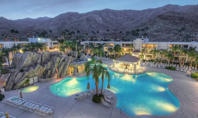 Canyon Corridor Condominio | RE-IMAGINE PALM SPRINGS! Jr Villa for 4! MEGA POOL