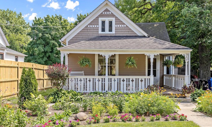 Russell Cabaña | Re-imagined 1880's cottage walking distance to Highwood, Metra, Lake Michigan