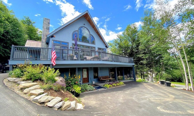Bretton Woods Casa | RE53: casa hermosamente decorada junto a las laderas de Bretton Woods con impresionantes vistas del monte Washington y la gran cubierta. Servicio de transporte gratuito al complejo, chimenea de gas, wifi gratuito, fácil aparcamiento. Caminar a pendient...