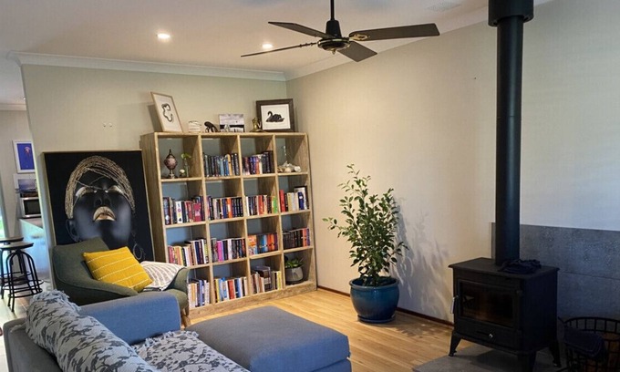 Hamilton Hill Casa | Readers Paradise - 1 bedroom home with fireplace