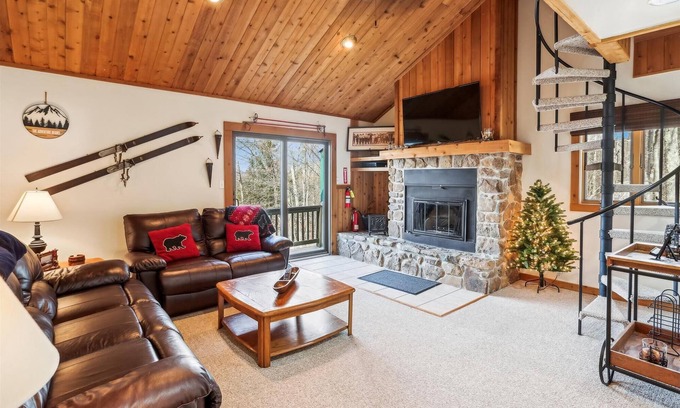 Canaan Valley Condominio | Ready to ski? This is the place to be! Check out Ski Ride Inn!!