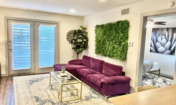 Oak Lawn Apartamento | Reagan 105: Charming 1-bedroom apartment in superb Dallas with AC