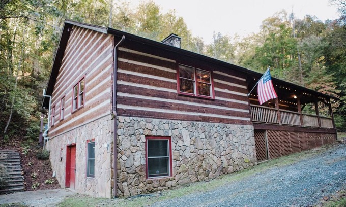 Andrews Casa | Real Log Cabin + 34 acres + Creek + Barn + Easy Access + Nantahala Forest!