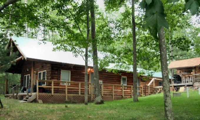 Solon Springs Cabina | Cabaña de madera real en la cadena de Eau Claire Lakes cerca de Hayward, WI