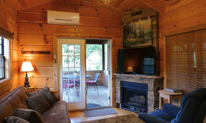 Linville Cabina | Riverfront Log Cabin w / Huge Deck, chimenea, jacuzzi, W / D, D / W y más (1-6 personas)