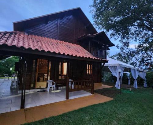 Tres Ranchos Casa | Recanto Áquila - Chalé de Madeira a beira do Lago