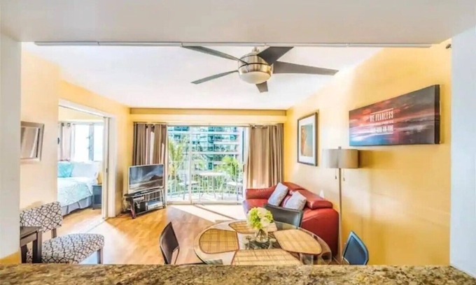 McCully - Moiliili Apartamento | Recent RENO! Fits 6, FREE parking