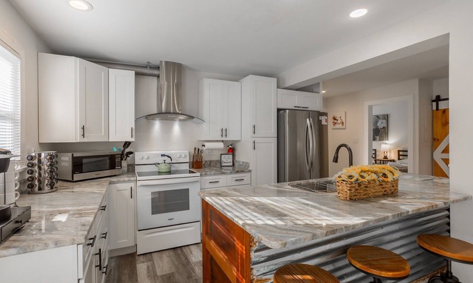 Rehoboth Beach Condominio | Recent Upgrades 3BR Pet Friendly Condo w/ Parking