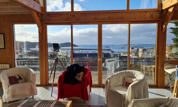 Trebeurden Villa | Villa reciente marco de madera con vista panorámica del puerto y las islas