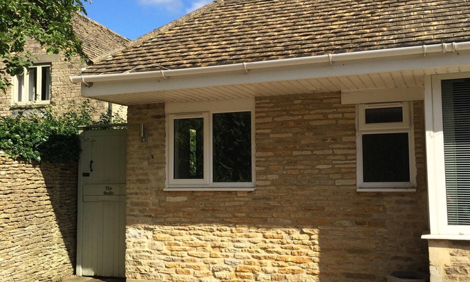 Ampney Crucis Apartamento | Recientemente convertido apartamento independiente con jardín en el pueblo de Cotswold