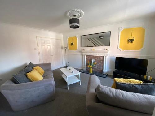 Blyth Apartamento | Recently Furnished Stylish 3 Bed House by Town and Beach