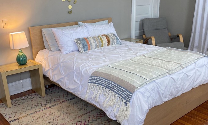 Pikesville Apartamento | Recently remodeled comfortable rooms available in quiet neighborhood!