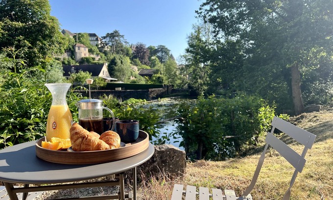 Semur-en-Auxois Apartamento | Recently Renovated Riverside Sanctuary set in 5 Acres With 14 Meter Heated Pool