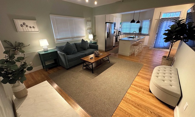 Off Broadway Apartamento | Recently Renovated 2 Bed 1 Bath (Dog Friendly) Apartment in the Broadway Neighborhood