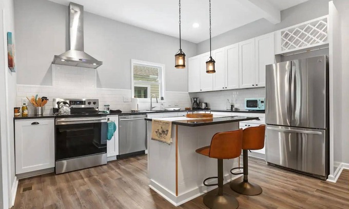 East Durham Apartamento | Recently Renovated Chic Durham Farmhouse