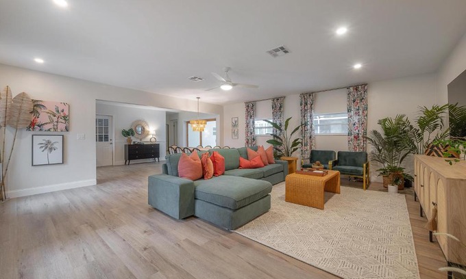 Clearwater Casa | Recently Renovated Clearwater Pool Home!